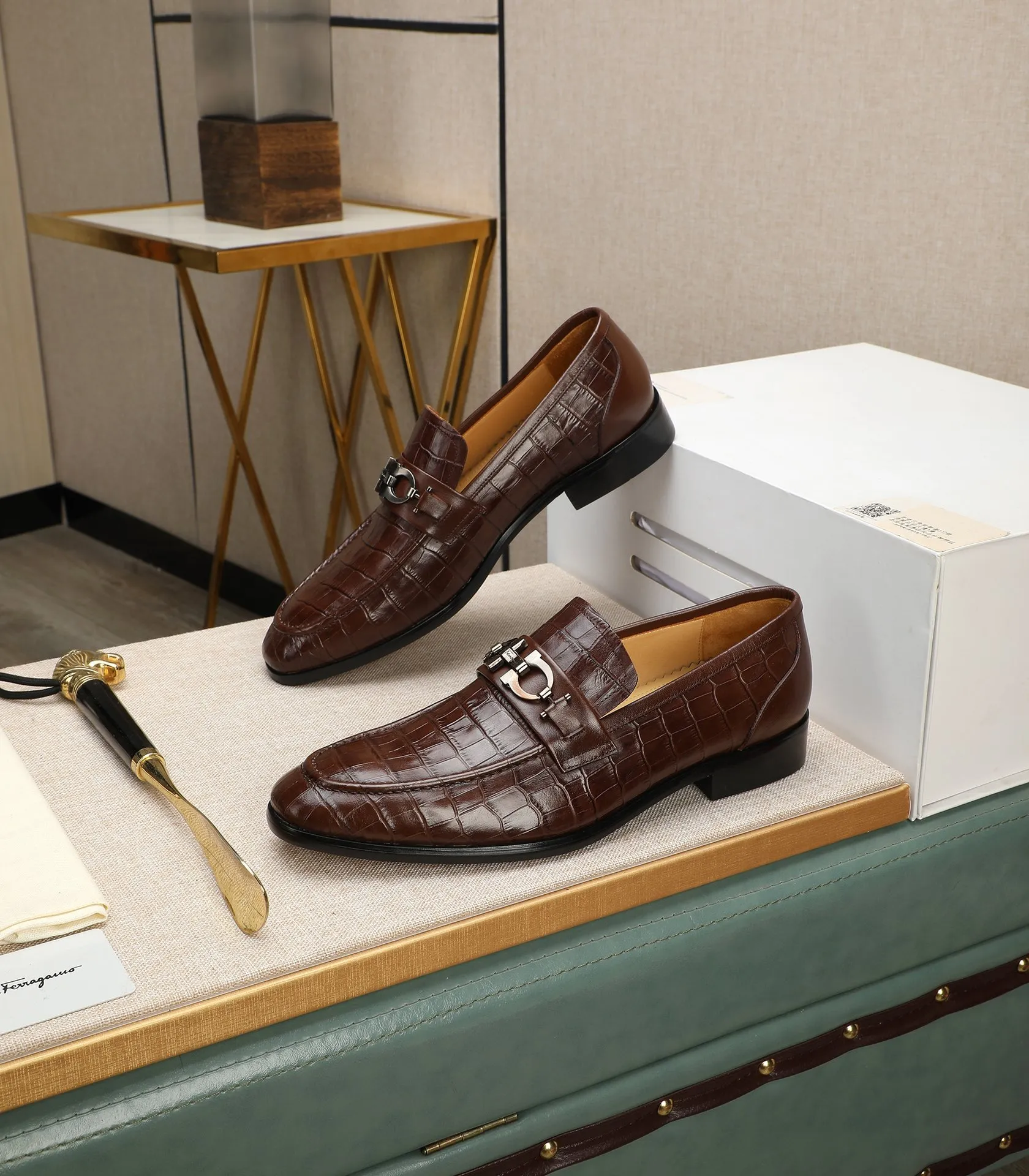 Men's shoes 💰540📛📛(water-dyed cowhide) Salvatore Ferragamo high-end (Salvatore Ferragamo) is the world's top luxury footwear brand. It comes from the fashion kingdom of Italy and is famous all over the world for its traditional handmade design and novel styles...🚶🏻🚶🏻New suit shoes are available simultaneously at the counter. This model is purely handmade. The fabric is imported from Italy's original first-layer cowhide. Soft water-dyed cowhide lining. Original authentic outsole🌀🌀Size: 38➖44 (45 customized)